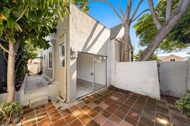 a view of a backyard