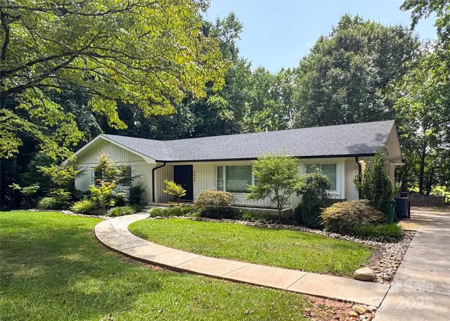 $975,000 | 4640 Town And Country Drive, Charlotte, NC 28226