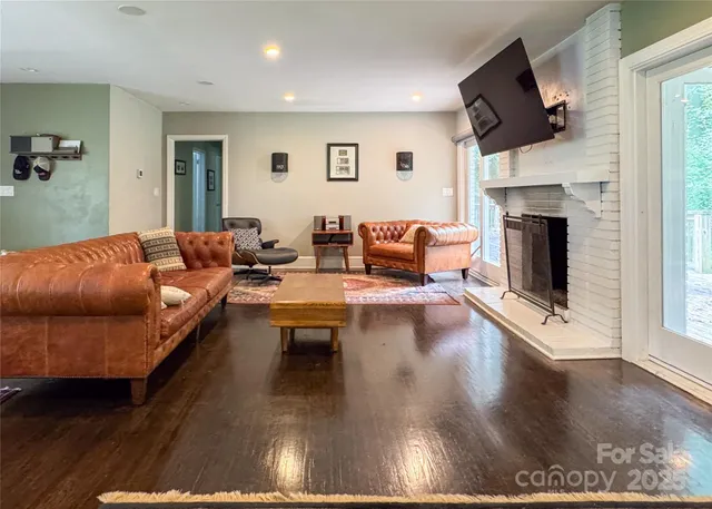 $975,000 | 4640 Town And Country Drive, Charlotte, NC 28226