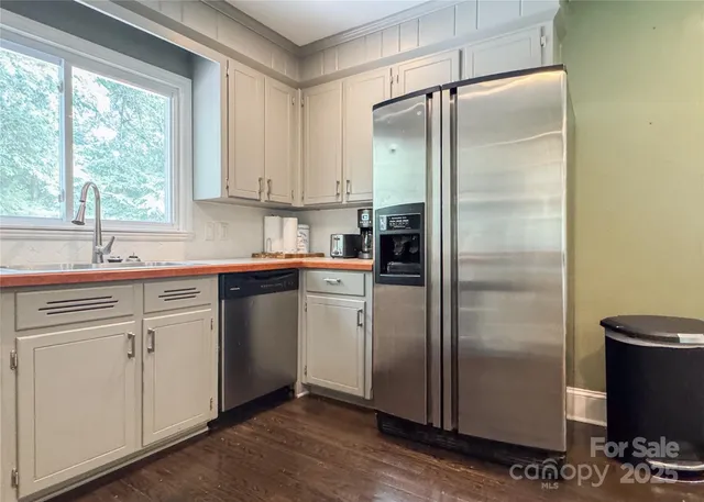 $975,000 | 4640 Town And Country Drive, Charlotte, NC 28226