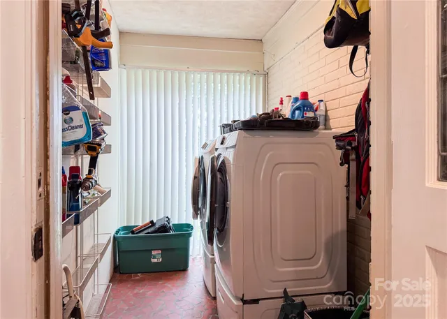 $975,000 | 4640 Town And Country Drive, Charlotte, NC 28226