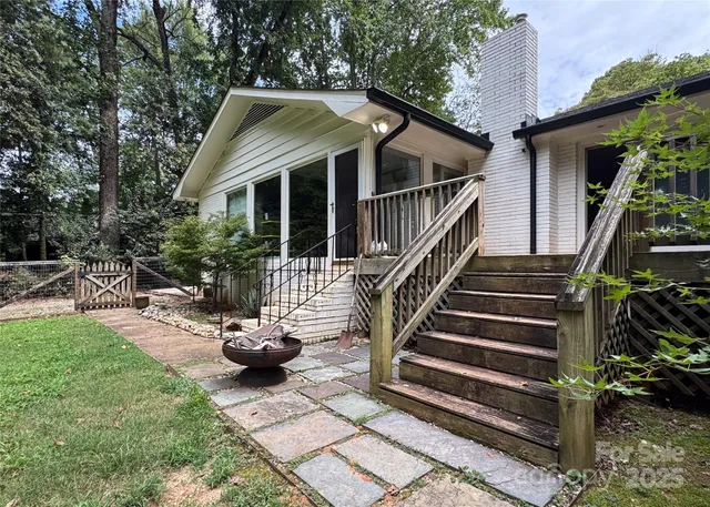 $975,000 | 4640 Town And Country Drive, Charlotte, NC 28226