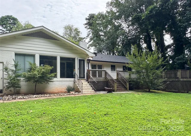 $975,000 | 4640 Town And Country Drive, Charlotte, NC 28226