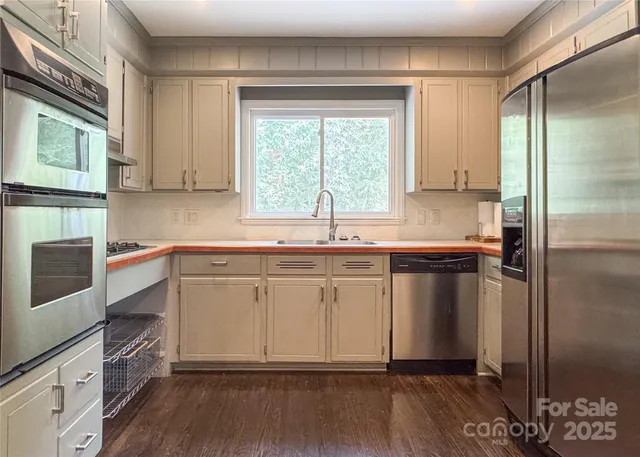 $975,000 | 4640 Town And Country Drive, Charlotte, NC 28226