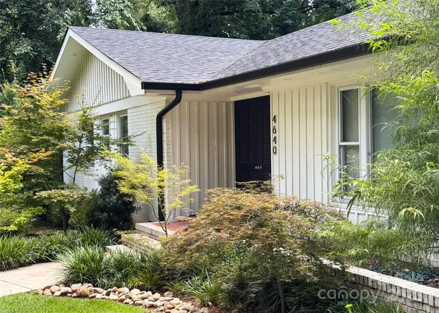 $975,000 | 4640 Town And Country Drive, Charlotte, NC 28226