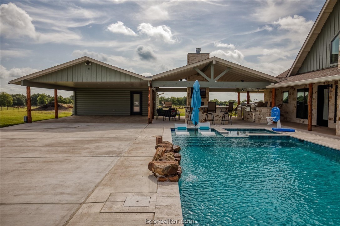 18581 William Penn Road Washington, TX 77880 - Photo 22 of 49 a backyard of a house with seating space