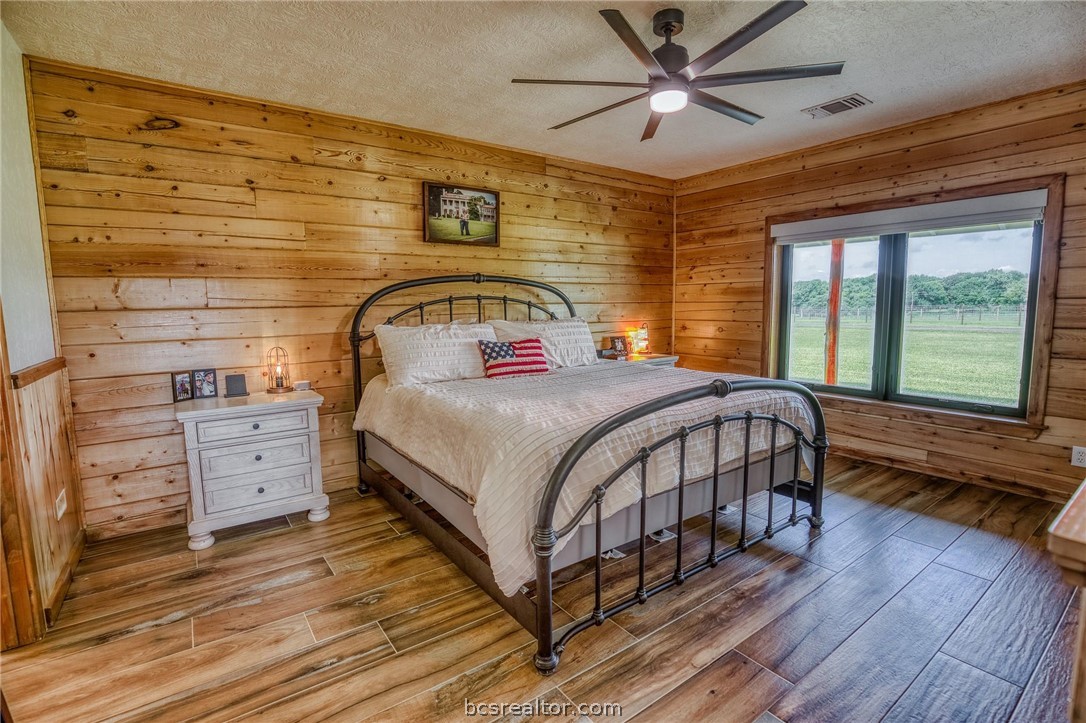 18581 William Penn Road Washington, TX 77880 - Photo 9 of 49 a bedroom with a large bed and a dresser