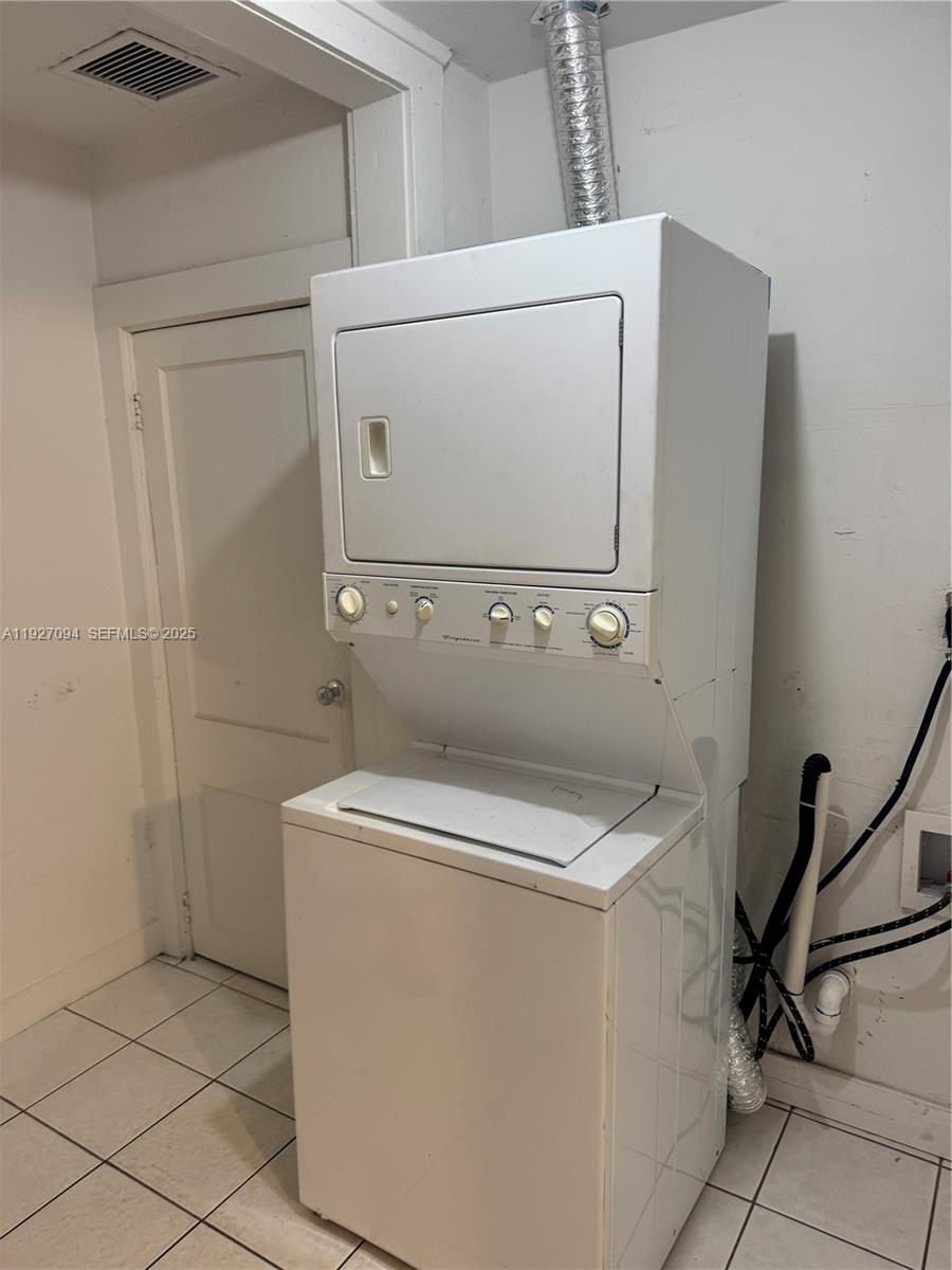 276 East 12th Street, Unit 2 Hialeah, FL 33010 - Photo 2 of 3 a utility room with dryer and washer