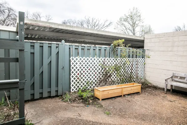 a view of a bench in back of a building