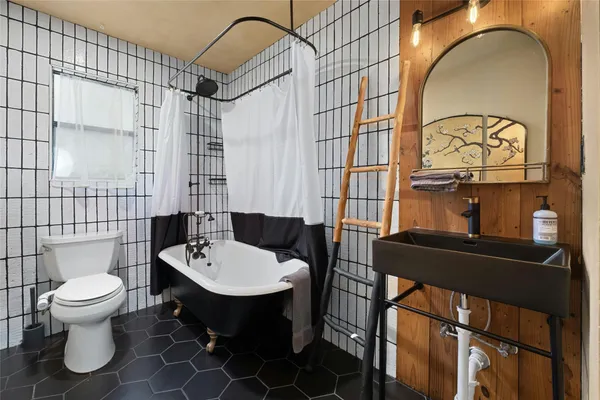 $3,200 | 2804 Crest Avenue, Austin, TX 78702