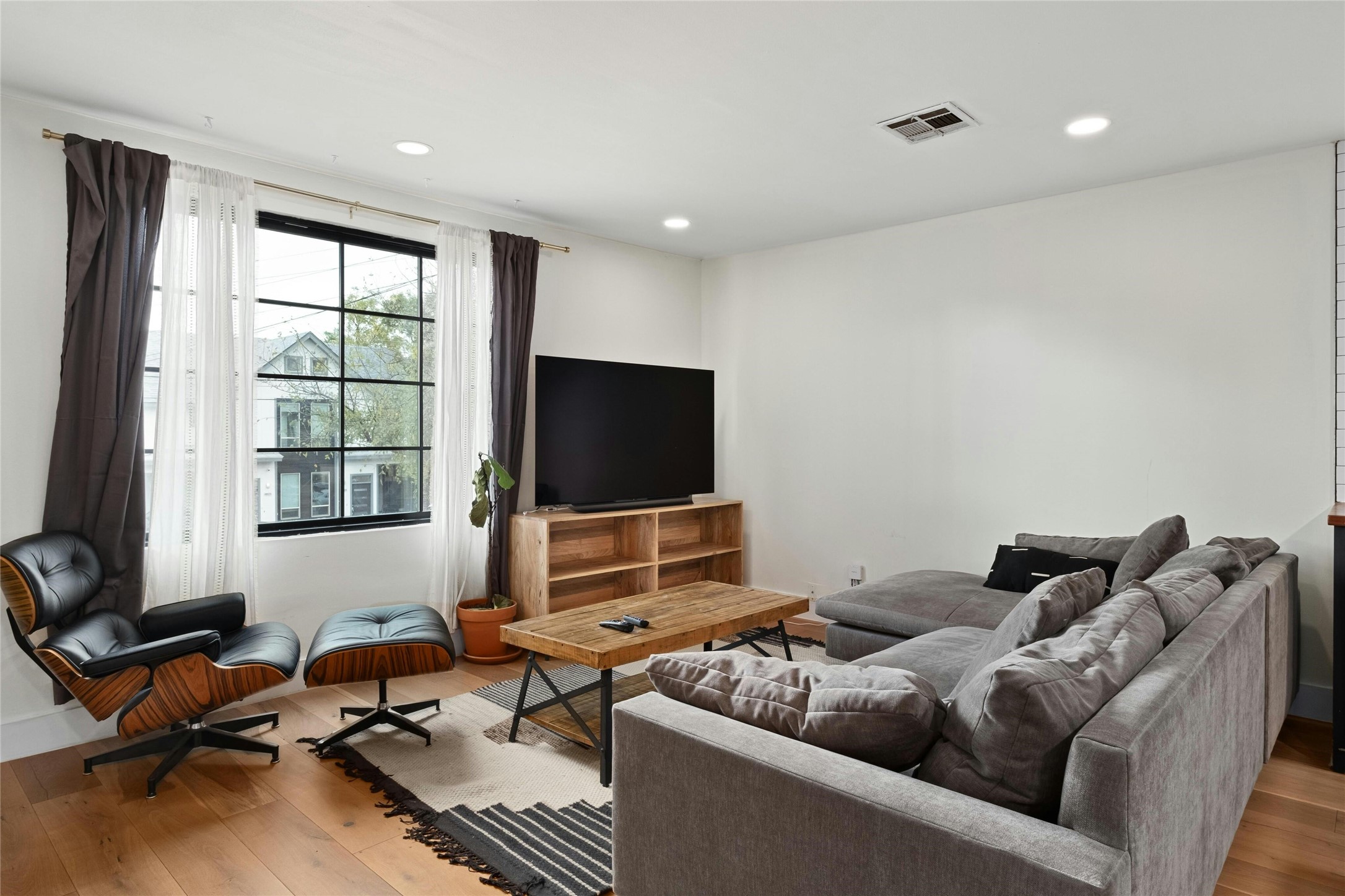 2804 Crest Avenue Austin, TX 78702 - Photo 3 of 16 a living room with furniture and a flat screen tv