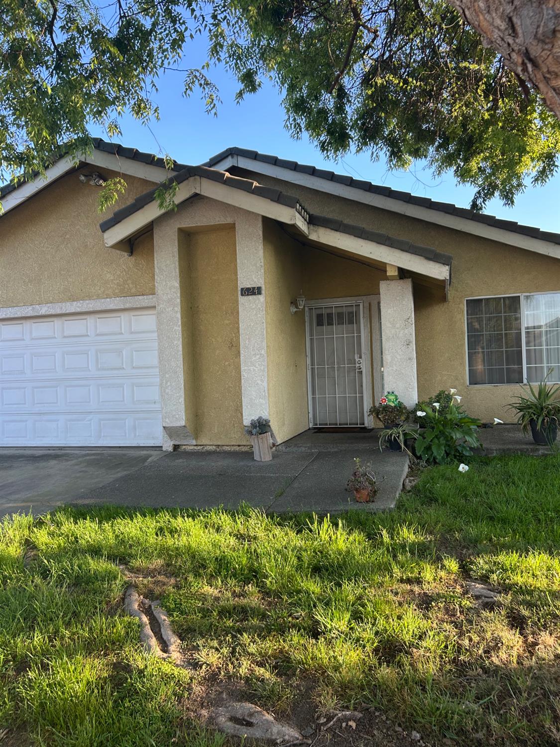 624 Park Hurst Way Modesto, CA 95358 - Photo 2 of 13 a view of a house with a yard
