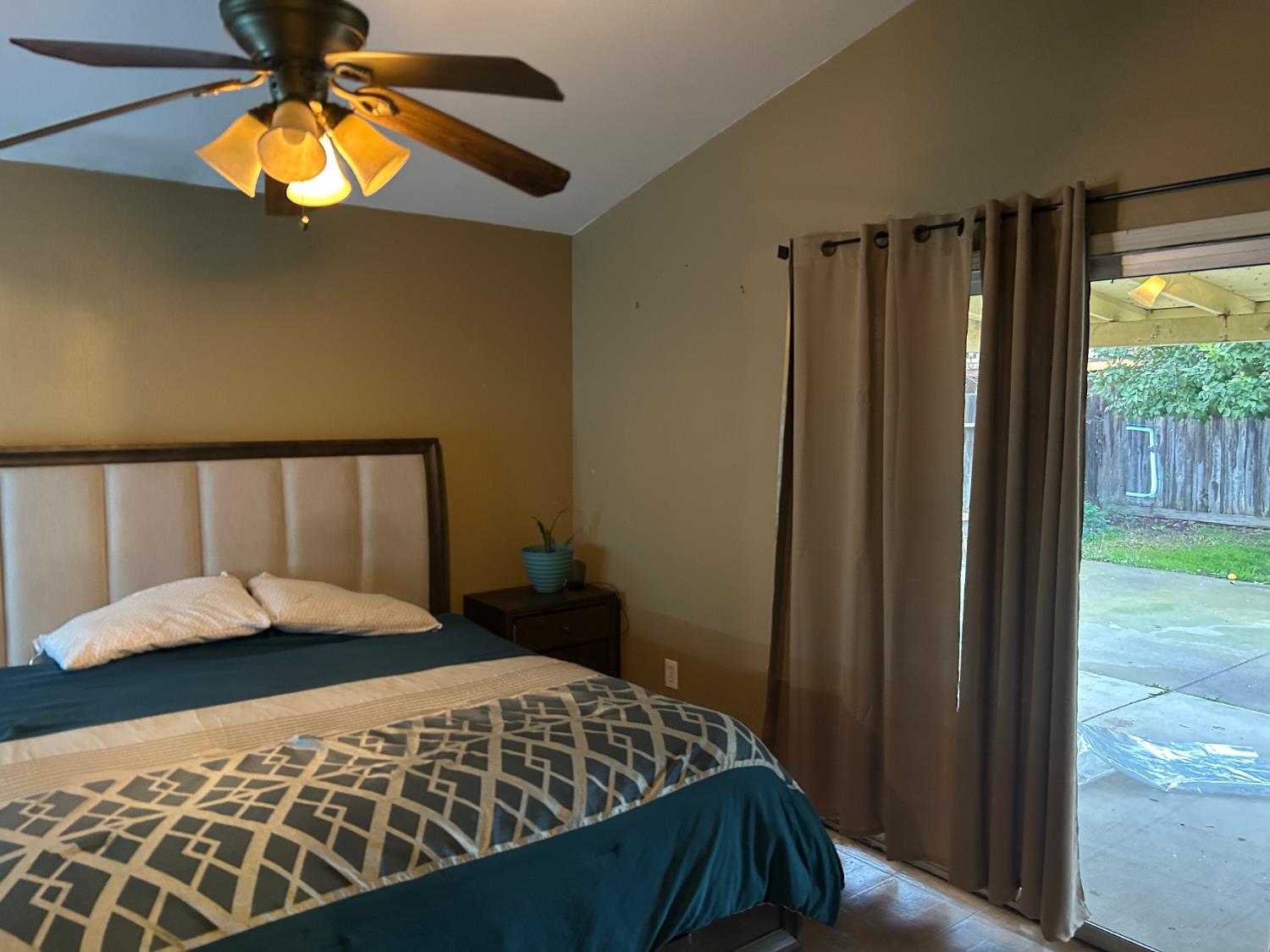 624 Park Hurst Way Modesto, CA 95358 - Photo 9 of 13 a bedroom with a bed and a window