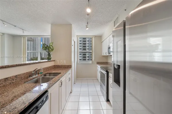 $5,300 | 1155 Brickell Bay Drive, Unit 1602, Miami, FL 33131