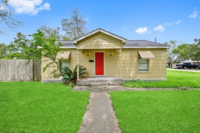 $1,550 | 821 Miller Street, Angleton, TX 77515