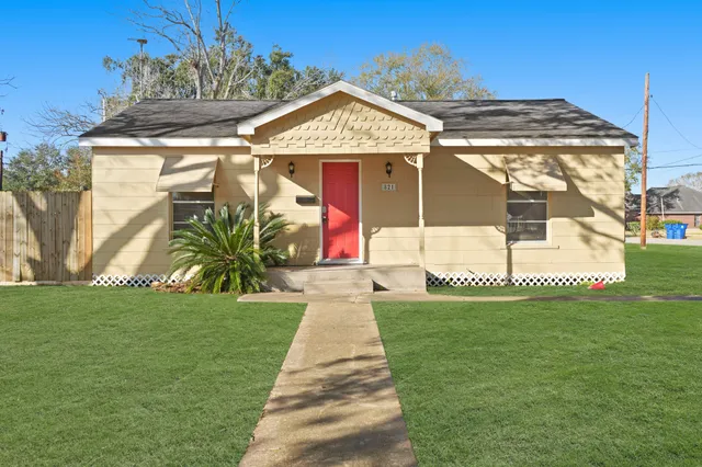 $1,550 | 821 Miller Street, Angleton, TX 77515