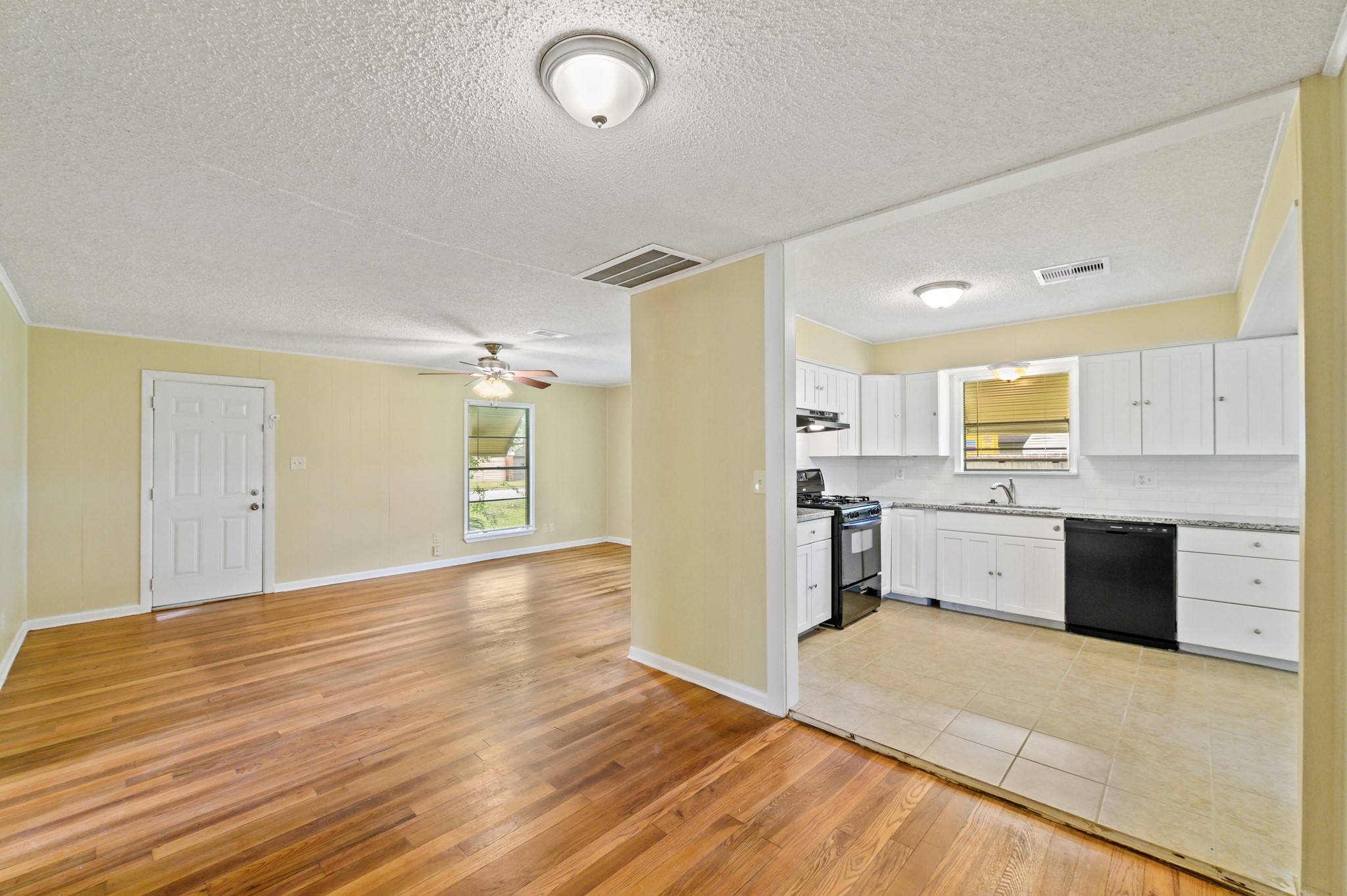 821 Miller Street Angleton, TX 77515 - Photo 2 of 13