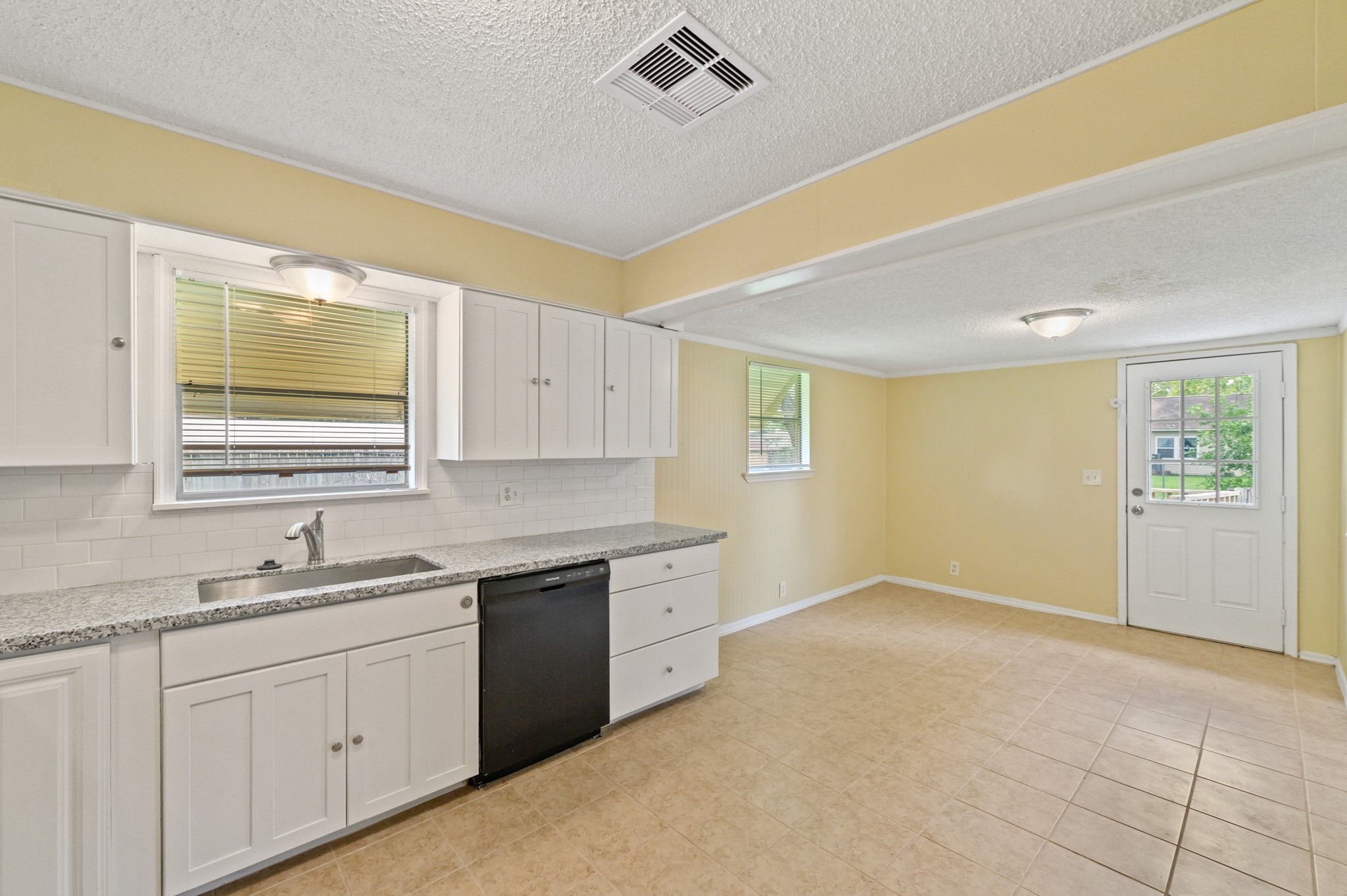 821 Miller Street Angleton, TX 77515 - Photo 4 of 13