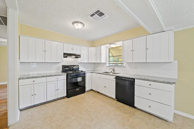 $1,550 | 821 Miller Street, Angleton, TX 77515