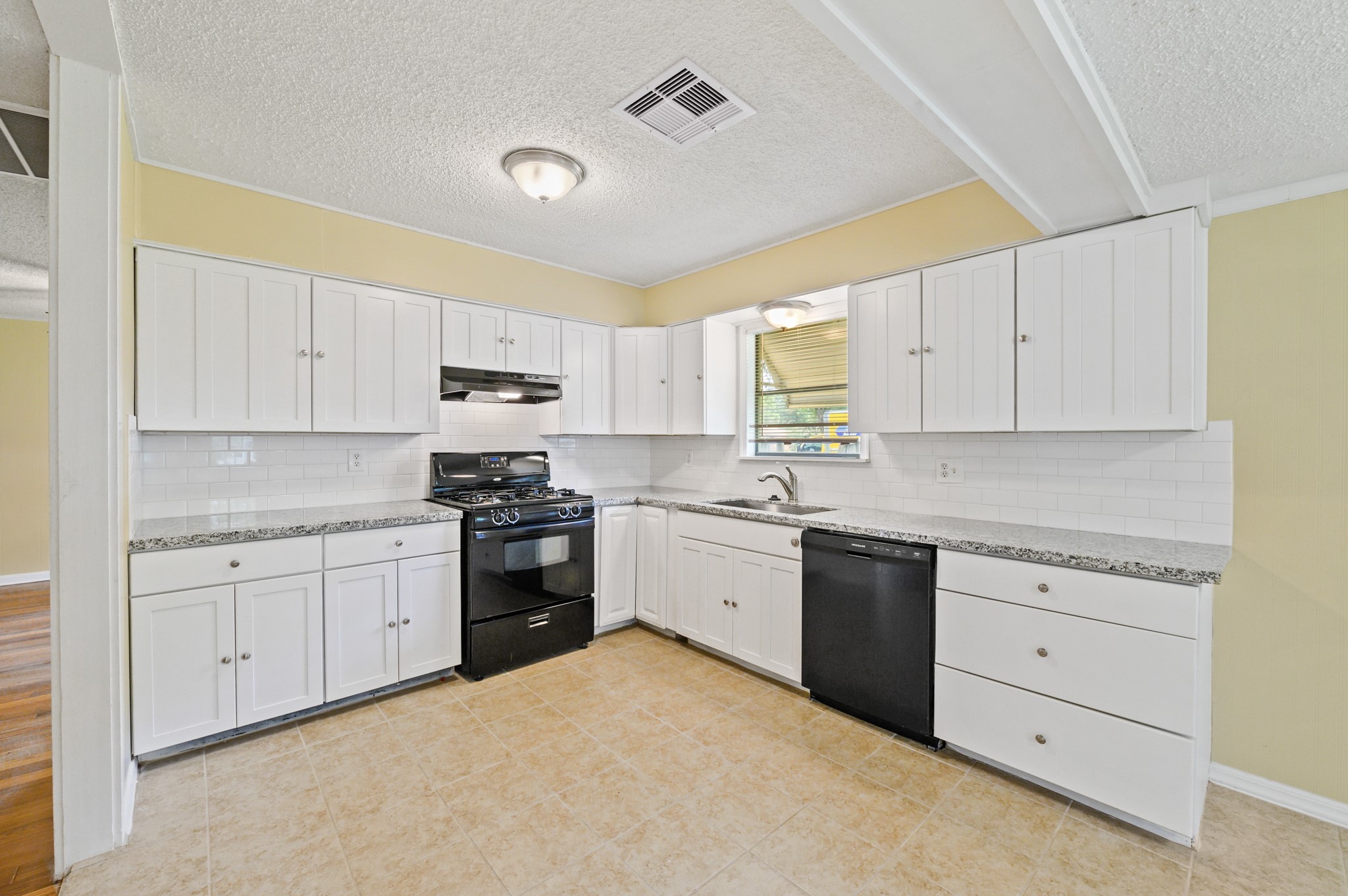 821 Miller Street Angleton, TX 77515 - Photo 5 of 13