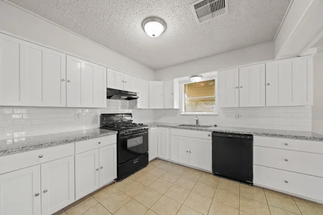 $1,550 | 821 Miller Street, Angleton, TX 77515