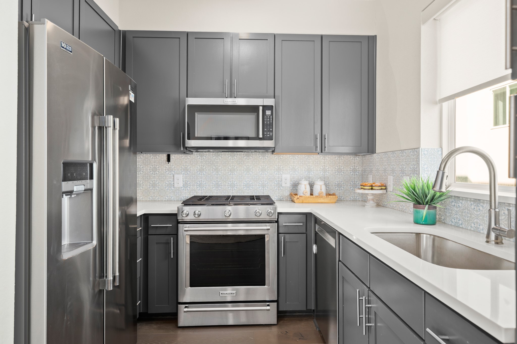 2827 Manor Road, Unit 3105 Austin, TX 78722 - Photo 5 of 26 a kitchen with appliances a sink cabinets and a window