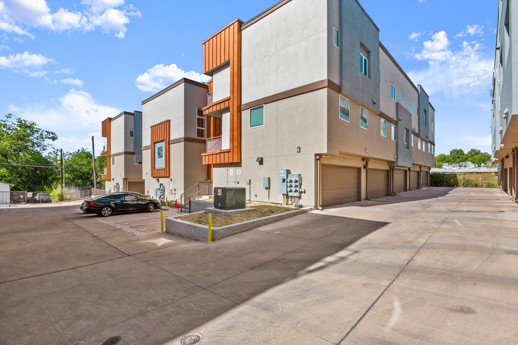 2827 Manor Road, Unit 3105 Austin, TX 78722 - Photo 9 of 26 a view of a building with a street