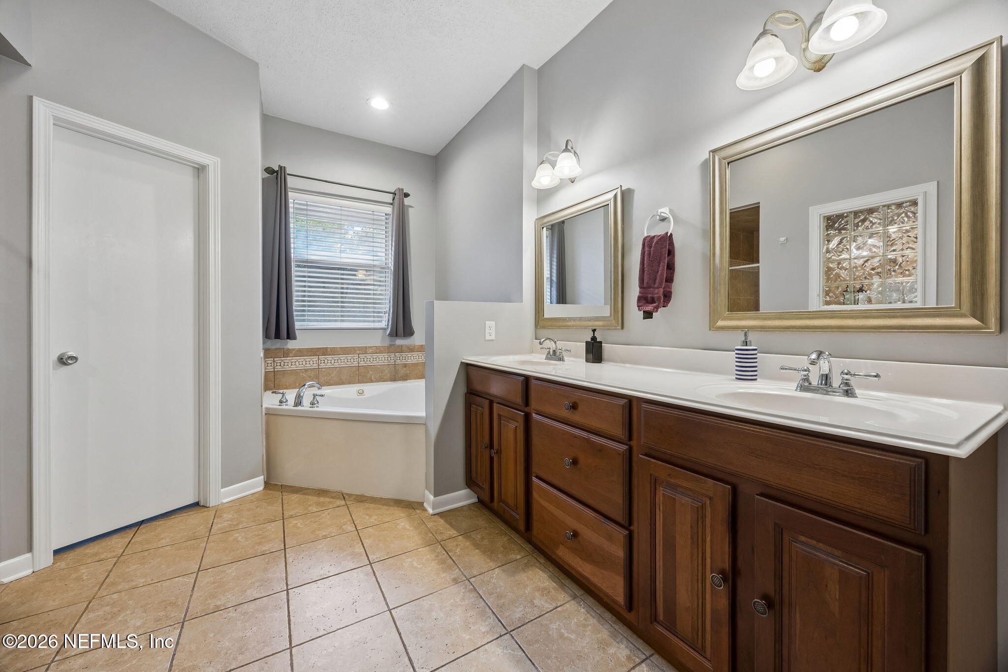 974 Mapleton Terrace Jacksonville, FL 32207 - Photo 23 of 55 Double vanity, soaking tub, watercloset