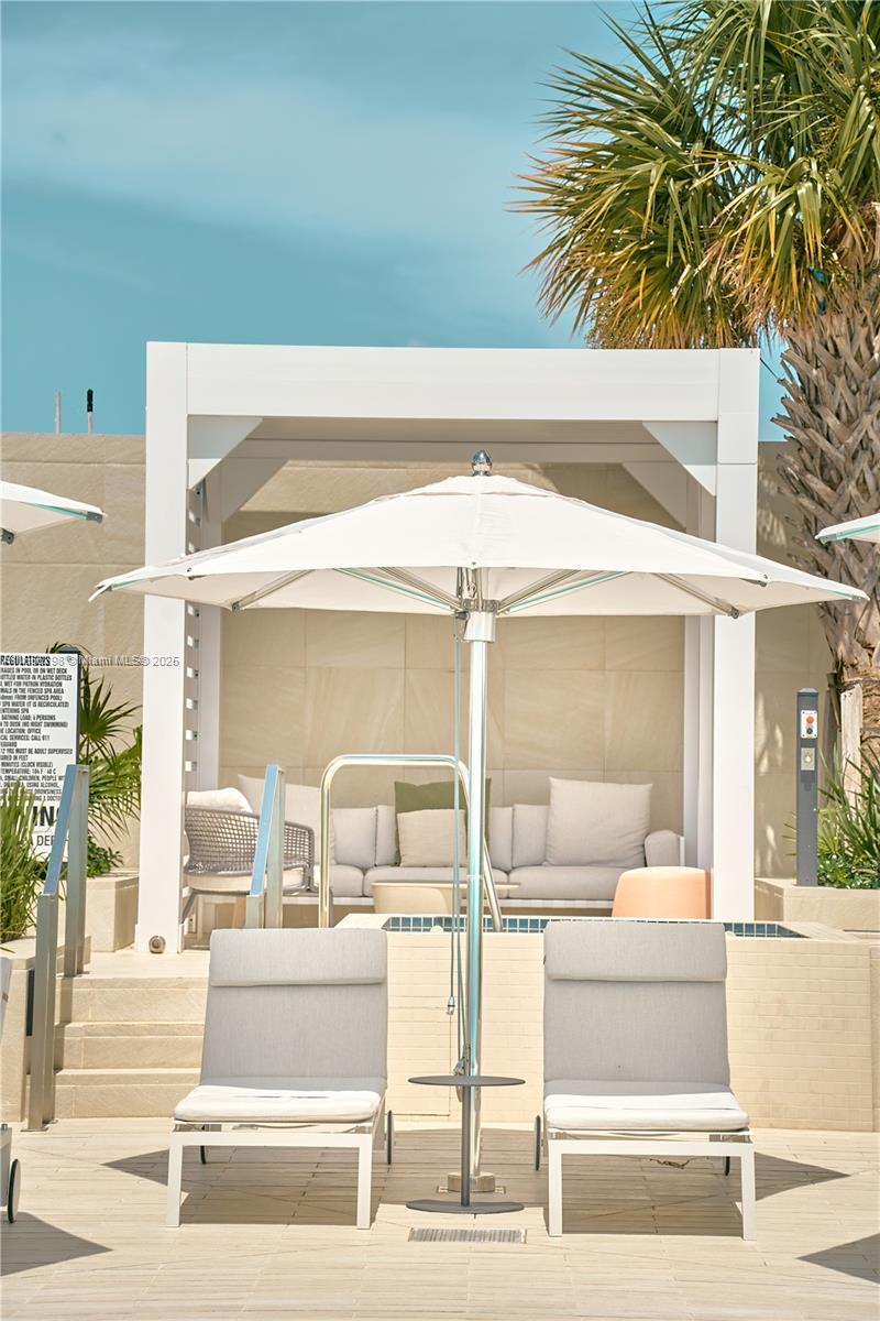 300 Biscayne Blvd Way, Unit 6301 Miami, FL 33131 - Photo 29 of 38 Amenities- Pool deck