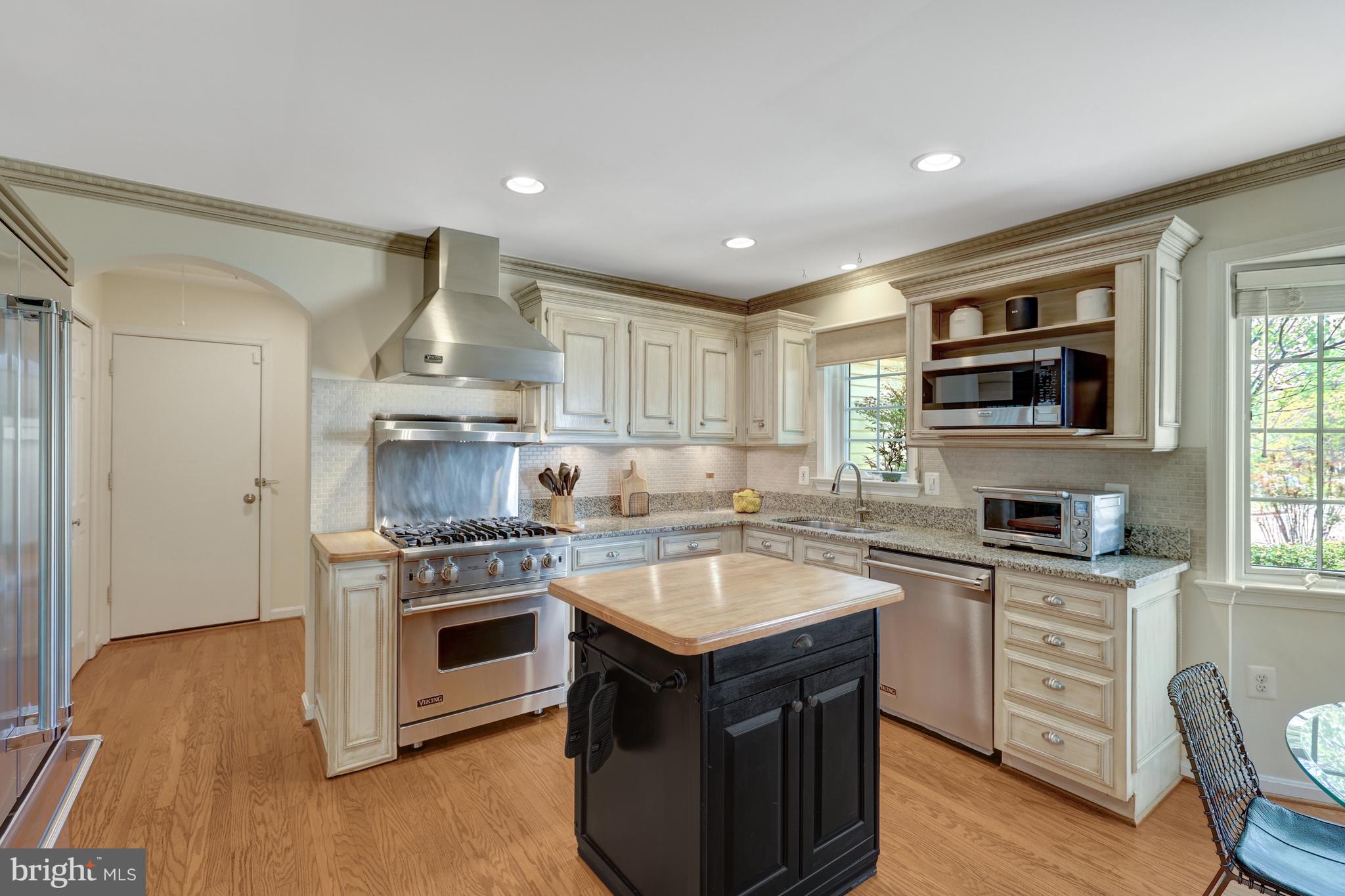 9001 Streamview Lane Vienna, VA 22182 - Photo 18 of 64 a kitchen with a stove a sink and a microwave