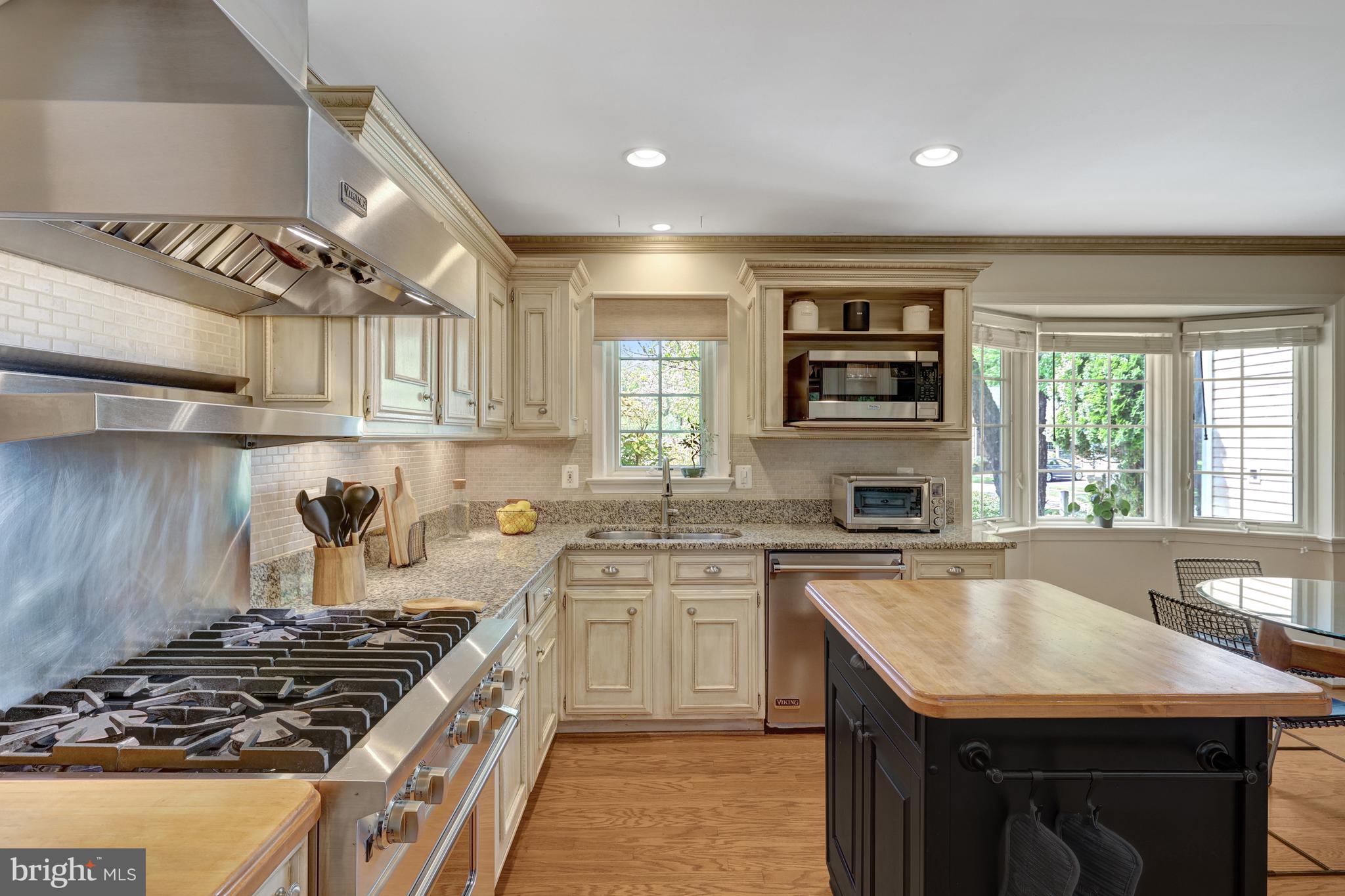 9001 Streamview Lane Vienna, VA 22182 - Photo 19 of 64 a kitchen with a stove a sink and a microwave