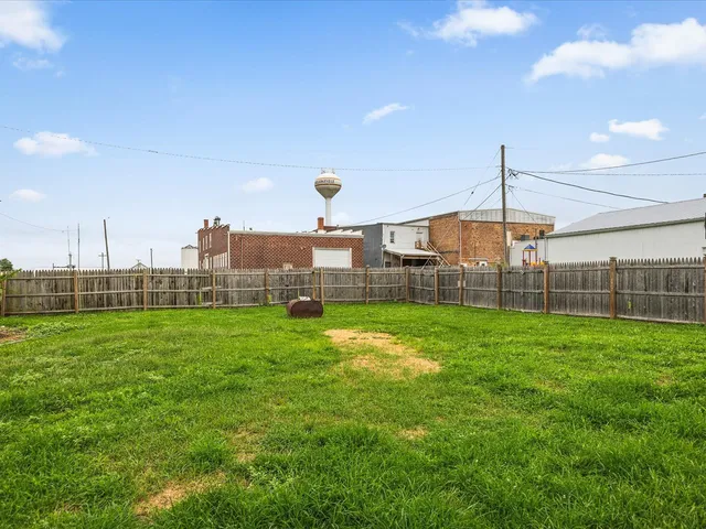 $1,395 | 305 North Holcomb Avenue, Milledgeville, IL 61051