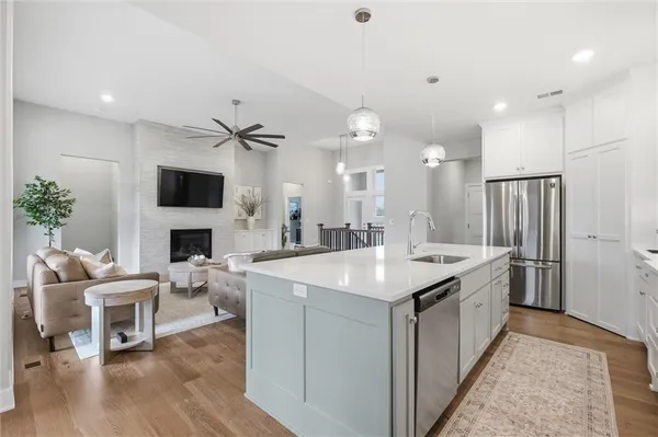 $749,900 | 13426 Terrace Park Drive, Parkville, MO 64152