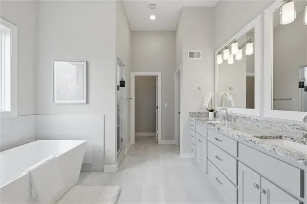 $749,900 | 13426 Terrace Park Drive, Parkville, MO 64152