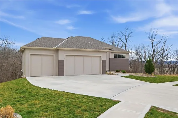 $749,900 | 13426 Terrace Park Drive, Parkville, MO 64152