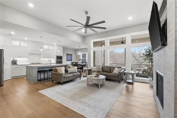 $749,900 | 13426 Terrace Park Drive, Parkville, MO 64152
