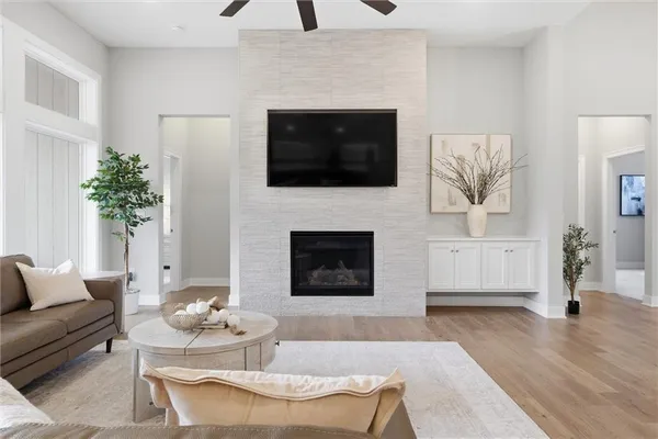 $749,900 | 13426 Terrace Park Drive, Parkville, MO 64152