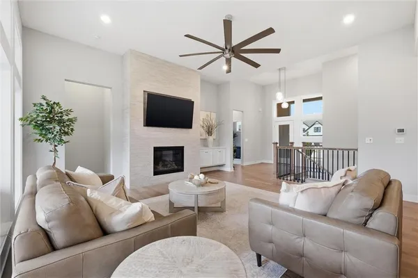 $749,900 | 13426 Terrace Park Drive, Parkville, MO 64152