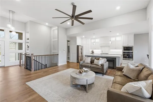 $749,900 | 13426 Terrace Park Drive, Parkville, MO 64152