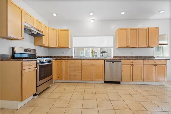 $2,875 | 144 Waverly Road, Unit 1, North Andover, MA 01845