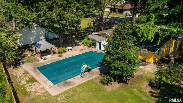 $189,000 | 708 East Candy Cane Lane, West Frankfort, IL 62896