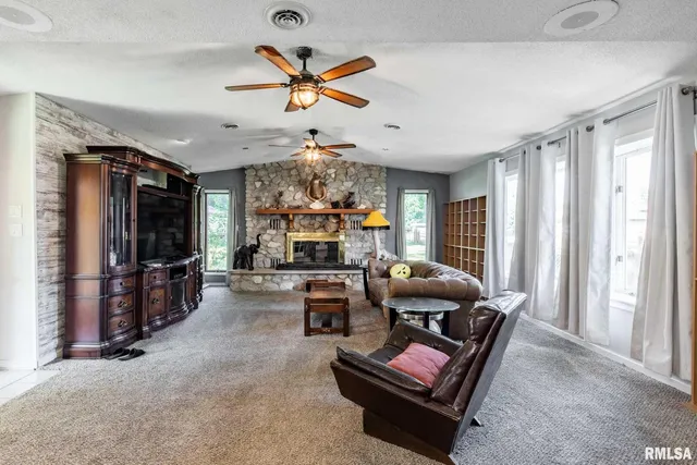 $189,000 | 708 East Candy Cane Lane, West Frankfort, IL 62896