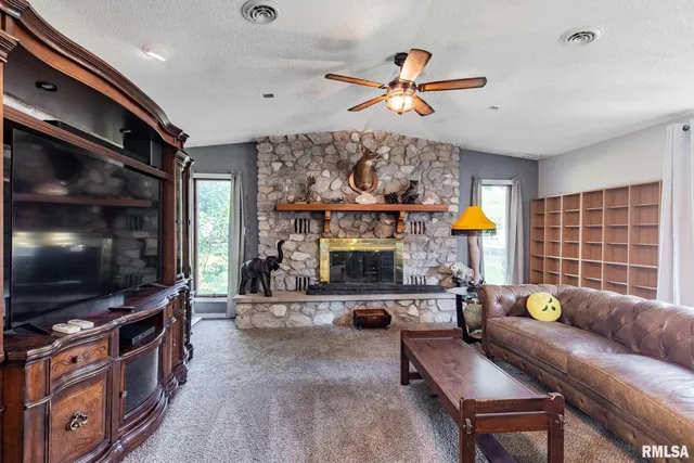 $189,000 | 708 East Candy Cane Lane, West Frankfort, IL 62896