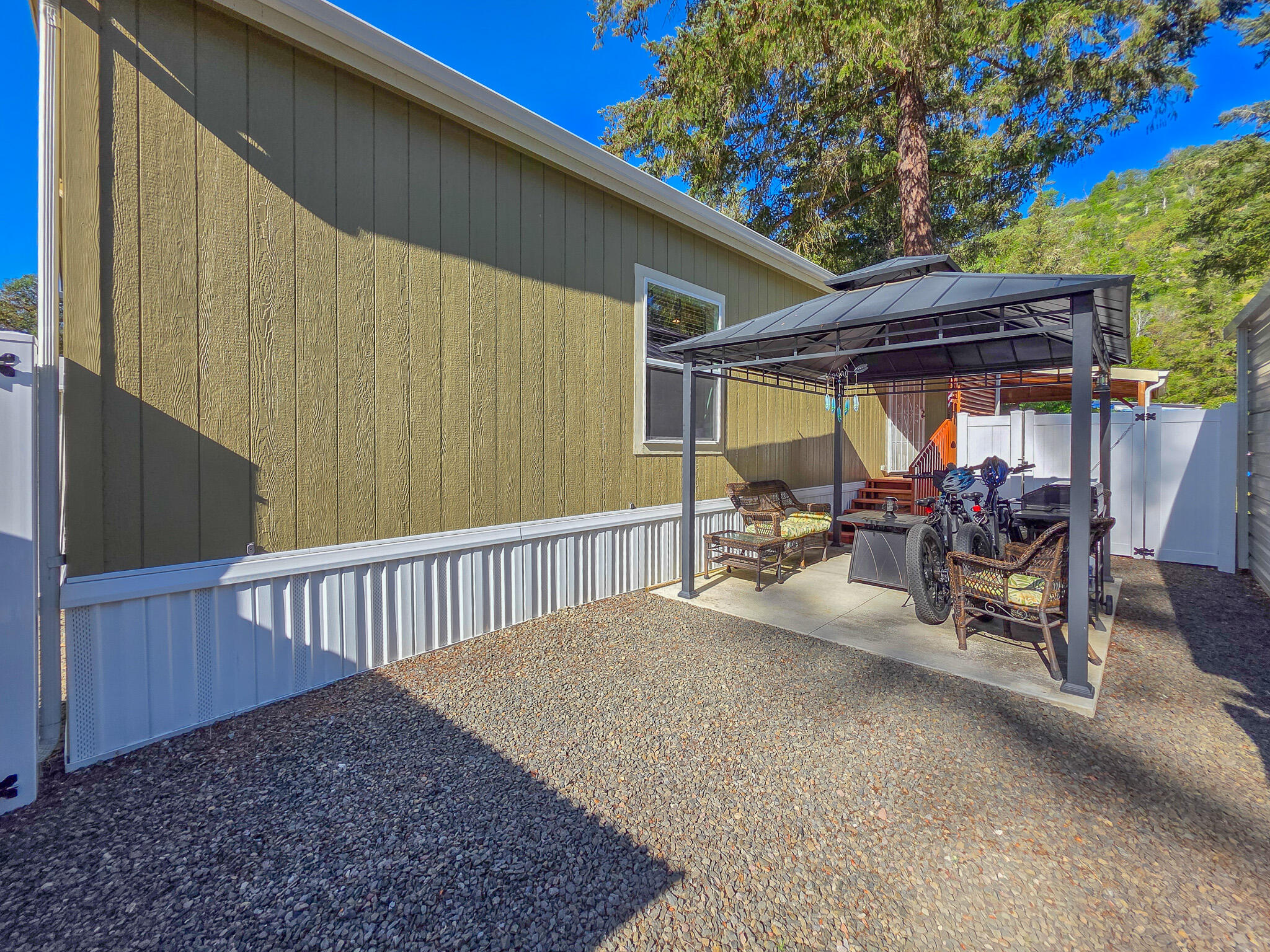 537 Thompson Creek Road, Unit 16 Jacksonville, OR 97530 - Photo 25 of 30 a view of a patio with table and chairs