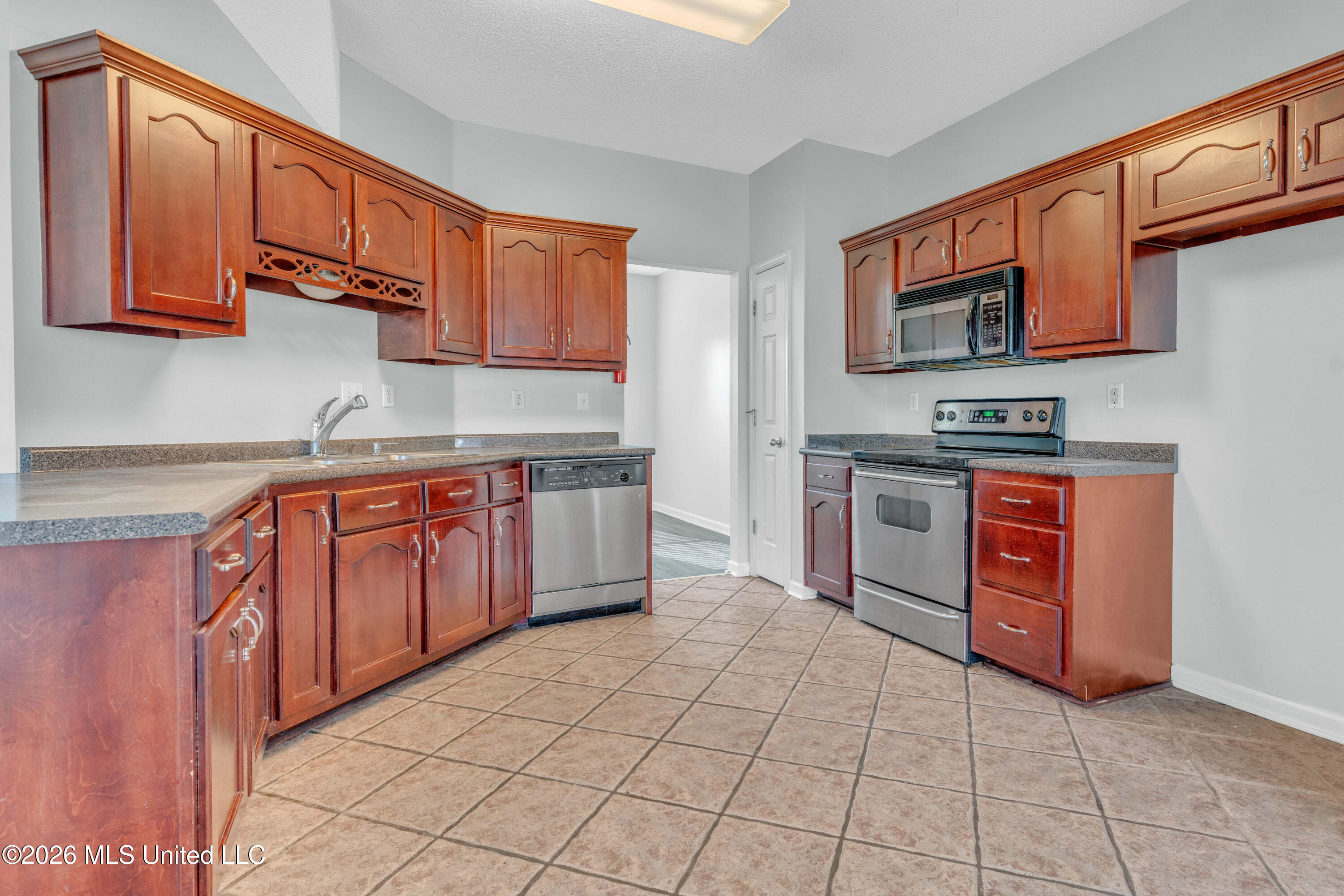 8961 Sweet Flag Loop Southaven, MS 38671 - Photo 2 of 24 IMG_4739