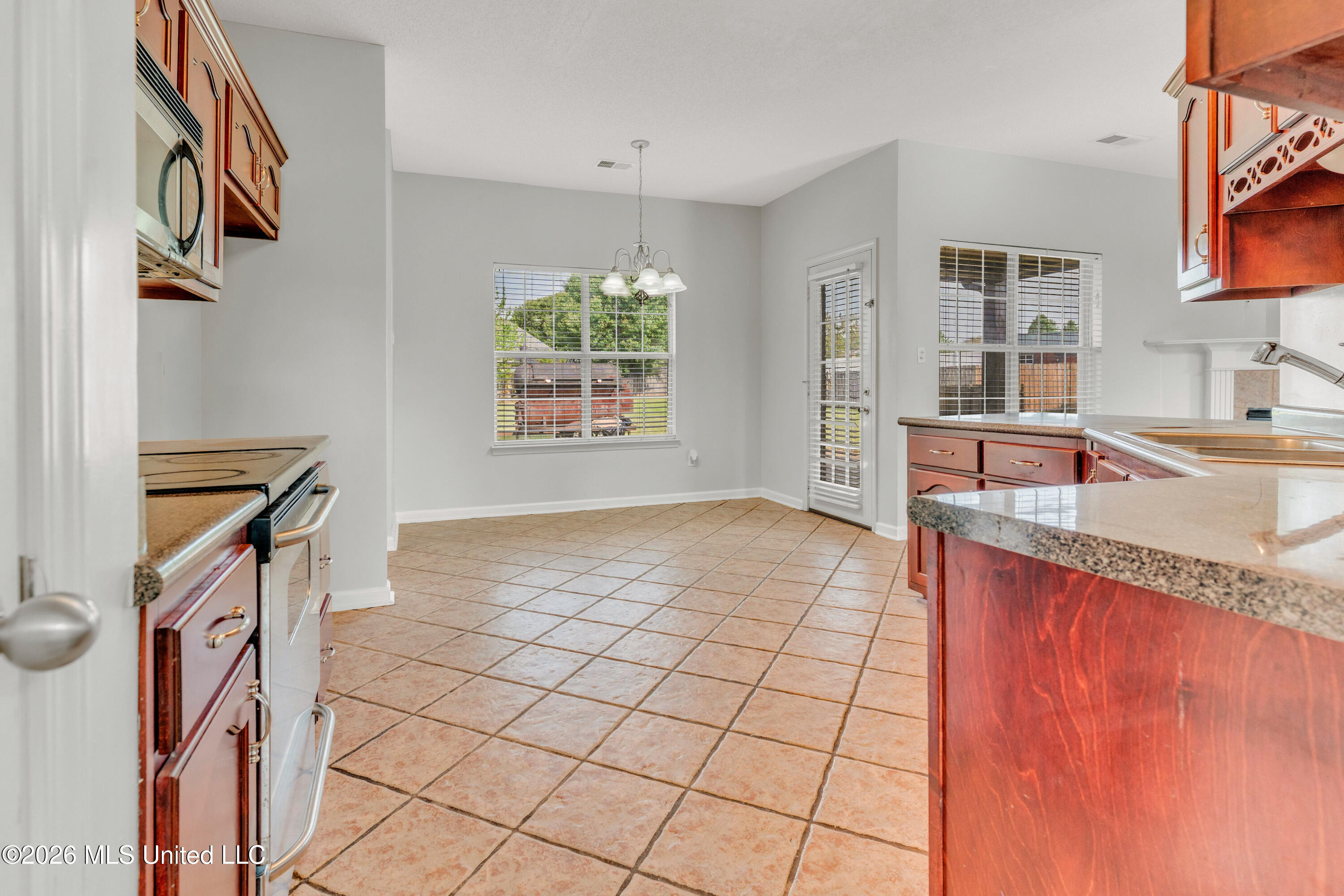 8961 Sweet Flag Loop Southaven, MS 38671 - Photo 4 of 24 IMG_4734