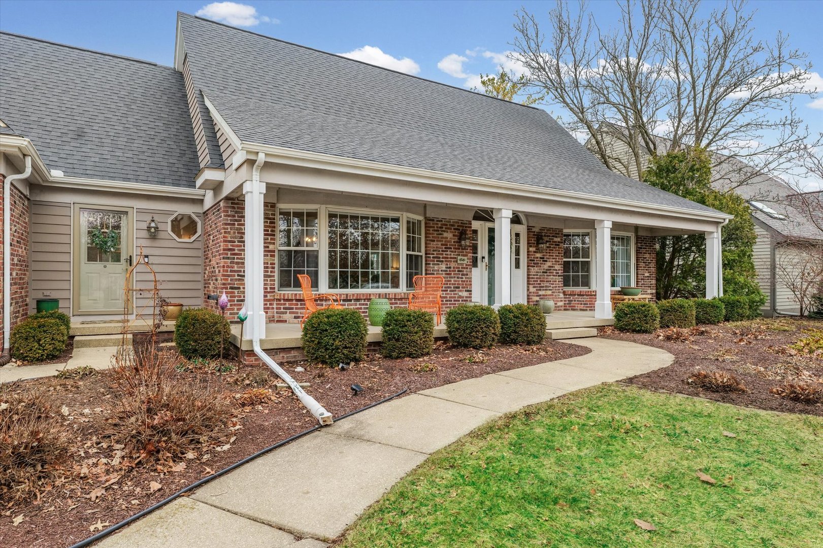 a view of a house with backyard and garden