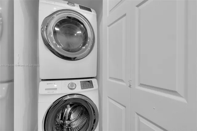a view of entryway with washer and dryer