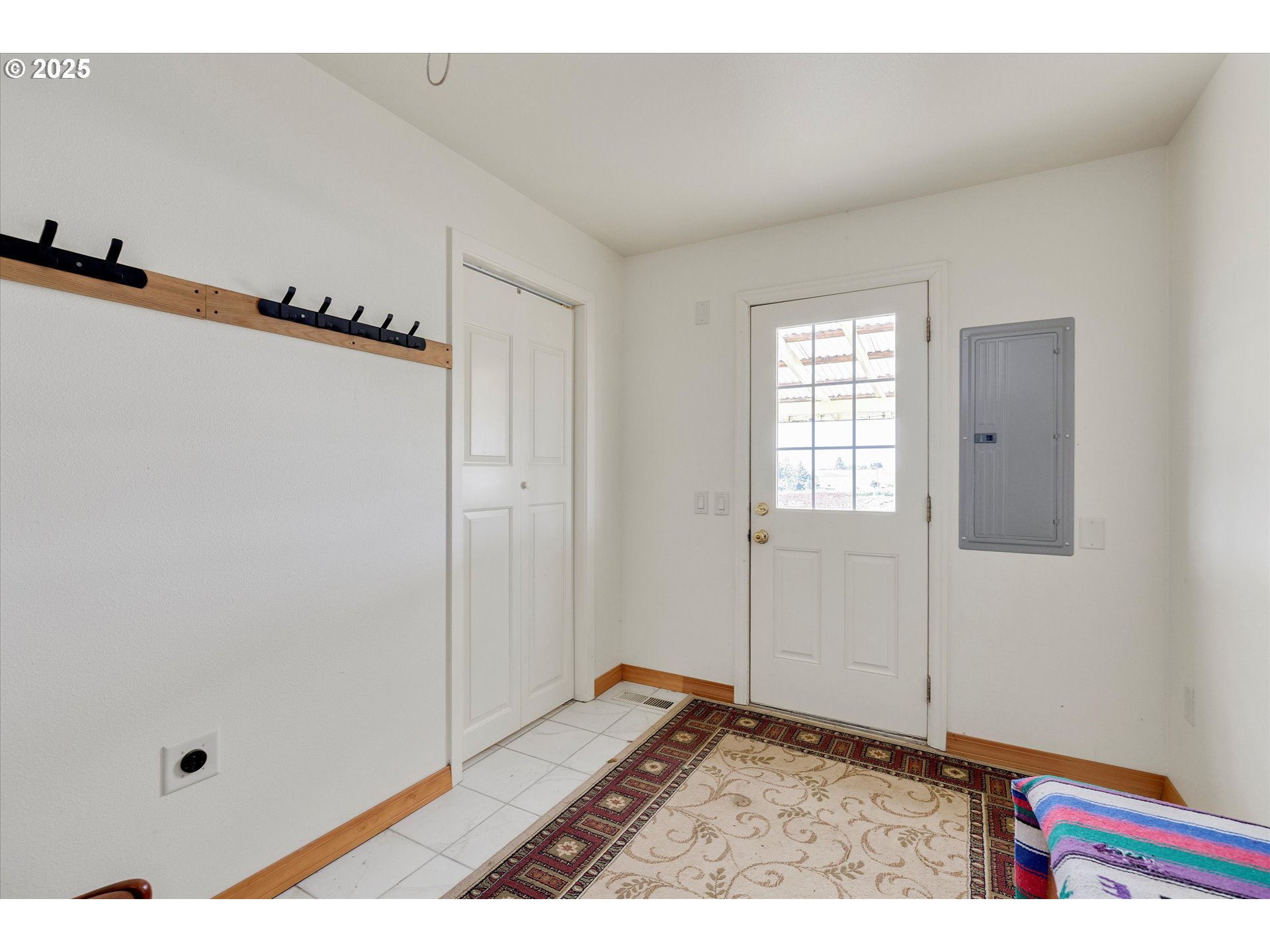 9030 Northwest Pike Road Yamhill, OR 97148 - Photo 8 of 48 Entrance/Foyer