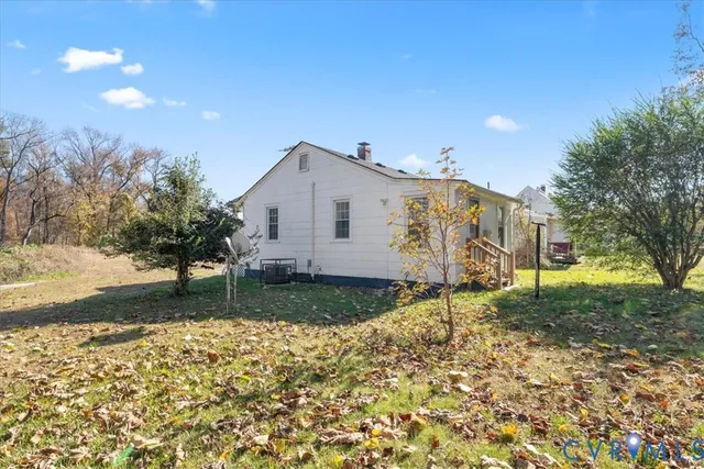 a view of a back yard of the house